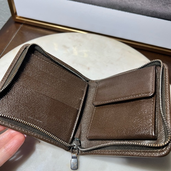Louis Vuitton taiga zippy wallet EUC - Picture 12 of 17